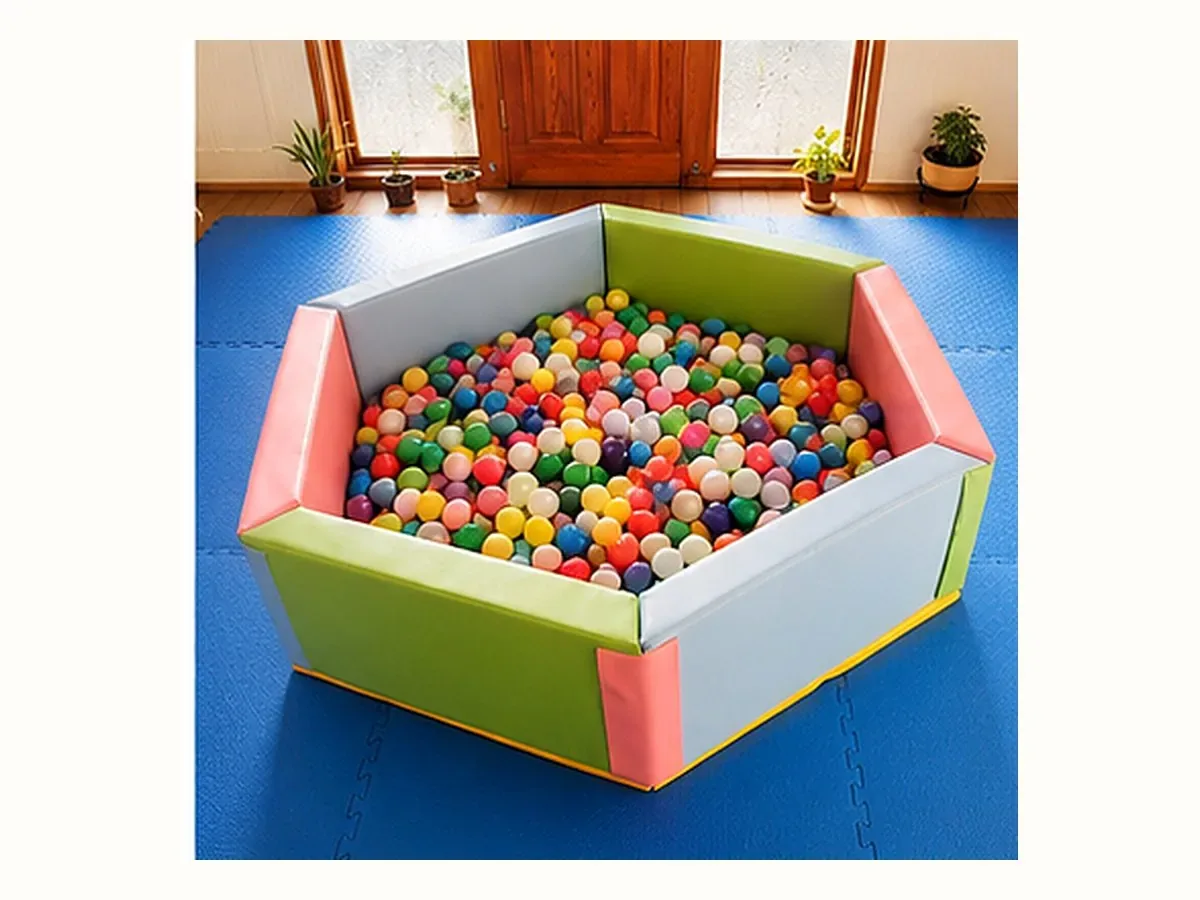 Piscina hexagonal con 1000 pelotas