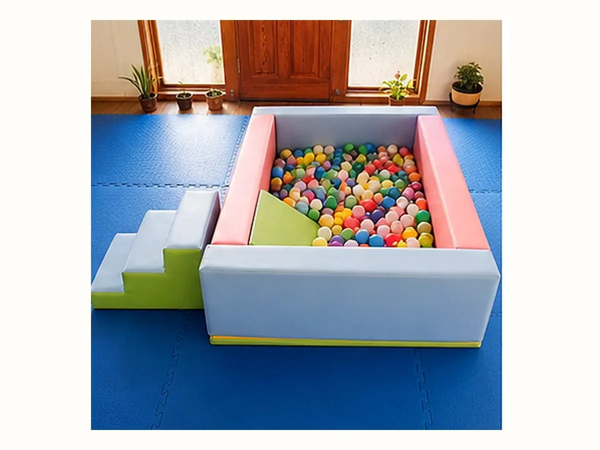 Piscina rectangular con escalera y rampa